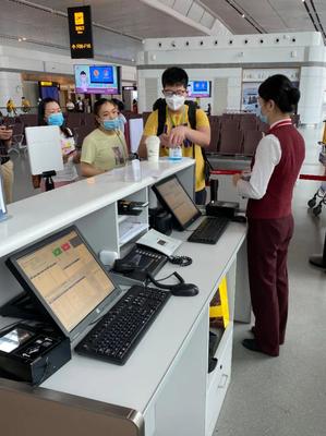 重庆分公司助力重庆出港航班旅客手部消毒“一对一”查验